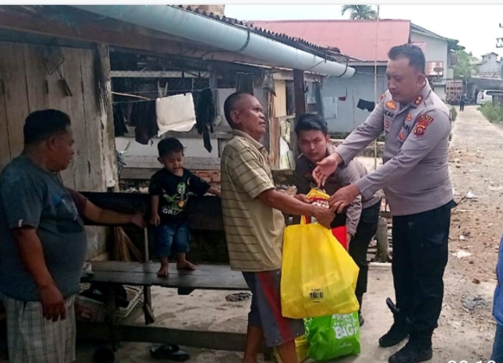 Kapolres Tanjab Timur Serahkan Bantuan kepada Korban Angin Puting Beliung di Desa Lambur